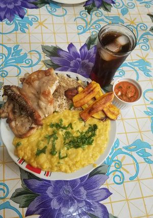 Una foto de Ajiaco de olluco con papa y arroz chaufa