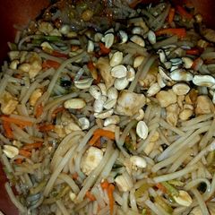 A picture of Chicken Pad Thai.