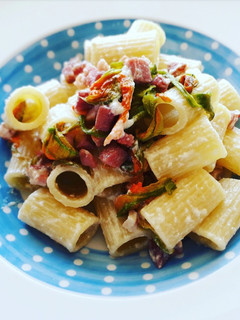Foto di Pasta con fiori di zucchina e pancetta