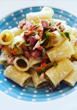 Foto di Pasta con fiori di zucchina e pancetta