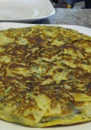 Foto principal de Tortilla de cebolla, patata y pimiento Verde