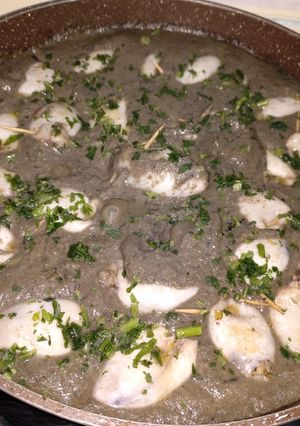 Una foto de Chipirones rellenos de setas, champiñones y langostinos