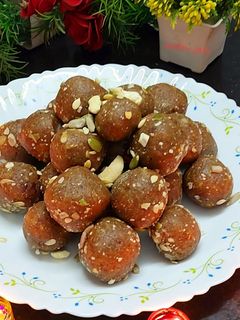 खजूर ड्राई फ्रूट्स लड्डू(Khajoor dry fruits ladoo recipe in hindi) रेसिपी मुख्य फोटो