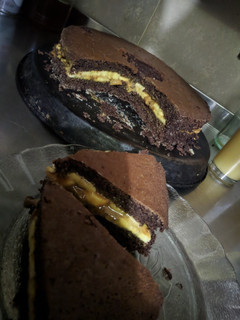 Una foto de Torta exquisita de chocolate con banana y dulce de leche