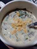 Sopa de kéfir y hojas silvestres