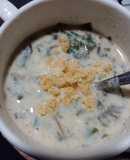 Sopa de kéfir y hojas silvestres
