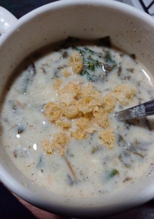 Una foto de Sopa de kéfir y hojas silvestres