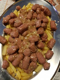 Una foto de Salchichas con vino blanco