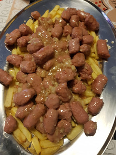 Una foto de Salchichas con vino blanco
