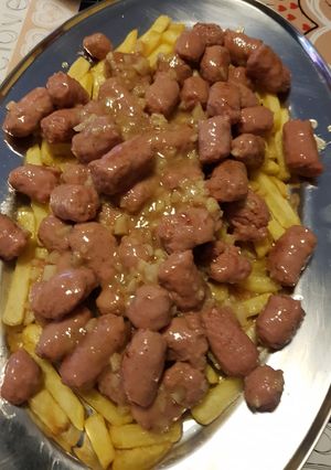 Una foto de Salchichas con vino blanco