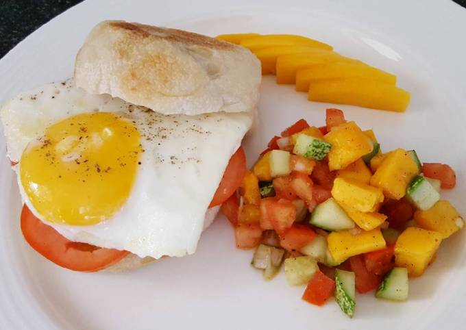 Sunny side-up muffin with mango salad