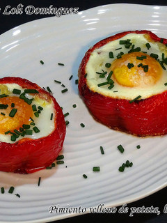 Una foto de Pimiento relleno de patata, bacon o beicon y huevo