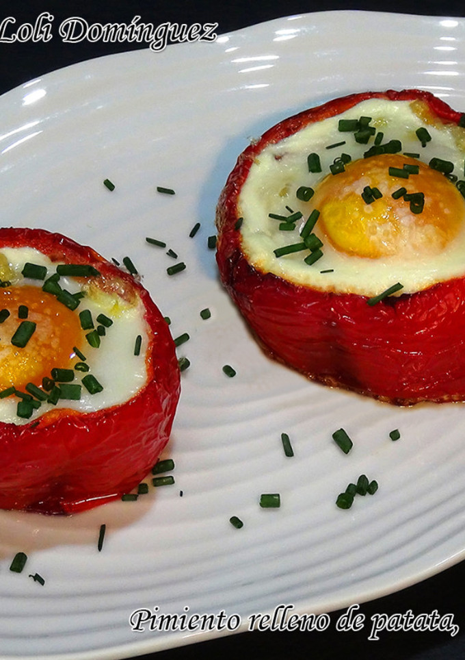 Una foto de Pimiento relleno de patata, bacon o beicon y huevo