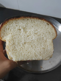 હોમમેડ બ્રેડ(home made bread recipe in gujarati) રેસીપી મુખ્ય ફોટો
