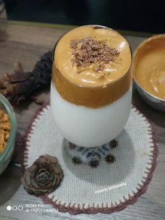 डालगोना कॉफी (Dalgona coffee recipe in hindi) रेसिपी मुख्य फोटो
