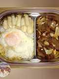 ข้าวกล่องหมูทอดกระเทียม (Fried Pork with Garlic Lunch Box)