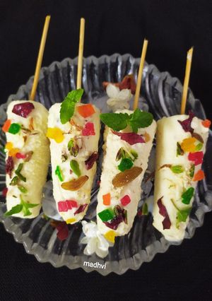 मलाई रबड़ी कुल्फी (Malai Rabdi Kulfi Recipe In Hindi) रेसिपी मुख्य फोटो