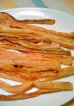 Una foto de Calçots al Horno, con salsa Romescu