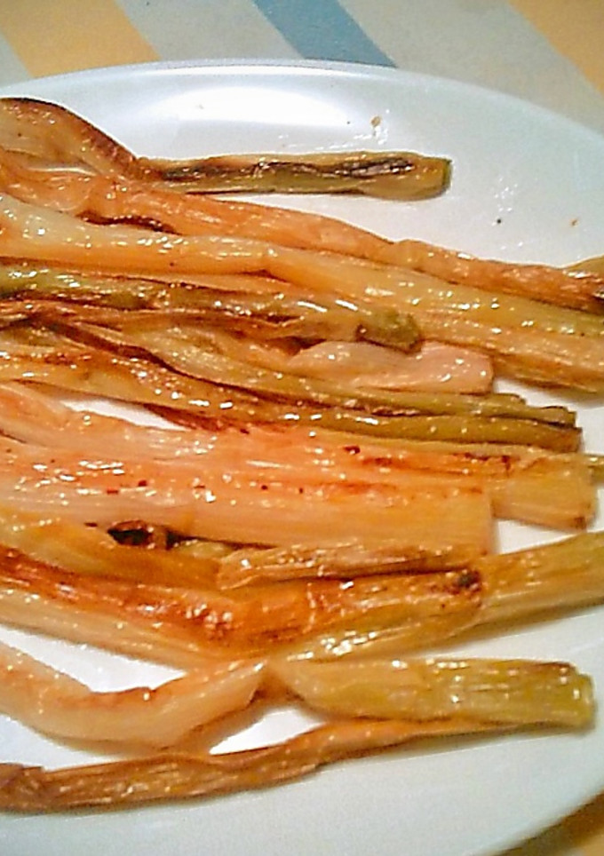 Una foto de Calçots al Horno, con salsa Romescu