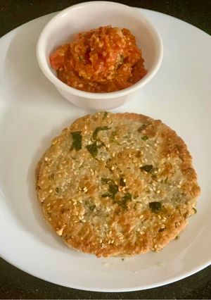 A picture of Oats Jeera Bhakri With Tomato 🍅 Peanut 🥜 Chutney.