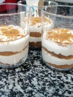 Una foto de Cheesecake en vasitos con galletas lotus