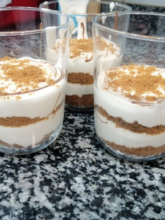 Una foto de Cheesecake en vasitos con galletas lotus