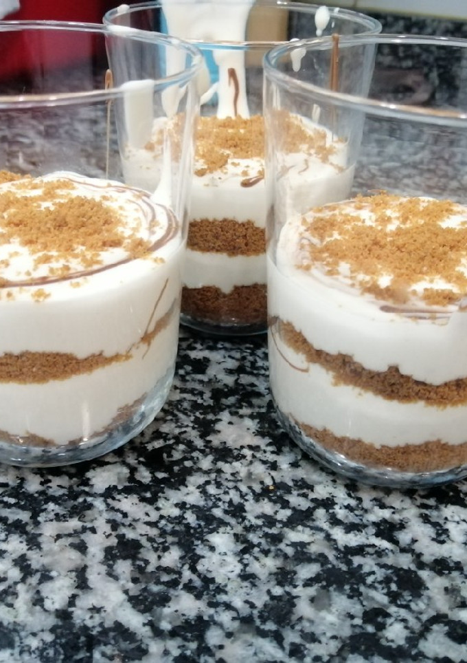 Una foto de Cheesecake en vasitos con galletas lotus