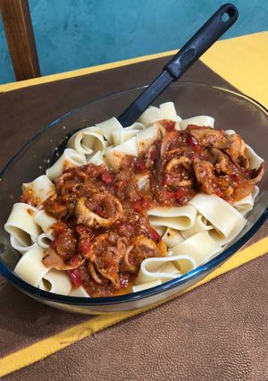 Una foto de Calamares en tuco con fideos Calamares!