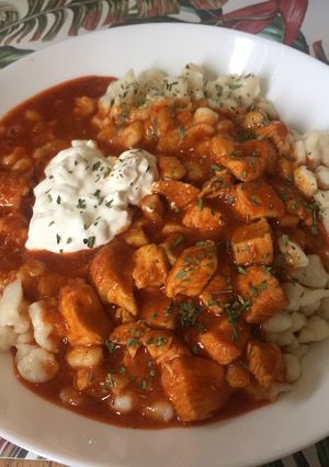 Csirkemellpörkölt nokedlivel recept fotója