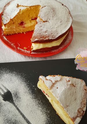 O poză a rețetei Tort simplu cu cremă de vanilie și căpșuni.