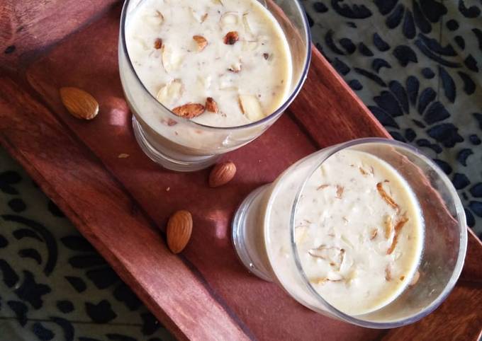 Dates and almonds shake