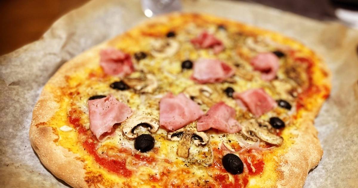 Pizza casera prosciutto e fungi con olivas negras Receta de Cocina con