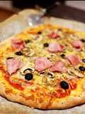 Pizza casera: prosciutto e fungi con olivas negras