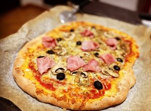 Foto principal de Pizza casera: prosciutto e fungi con olivas negras