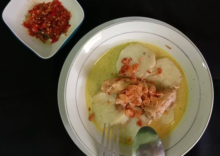 Lontong opor kuning