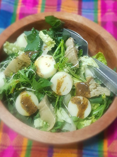 Una foto de Ensalada verde con palmitos y alcachofas