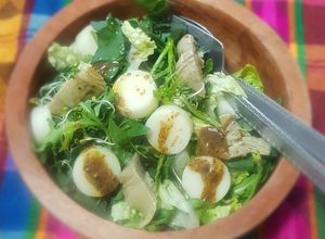 Una foto de Ensalada verde con palmitos y alcachofas