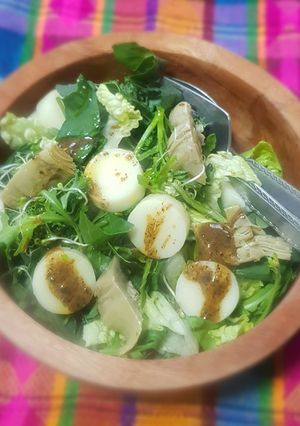 Una foto de Ensalada verde con palmitos y alcachofas