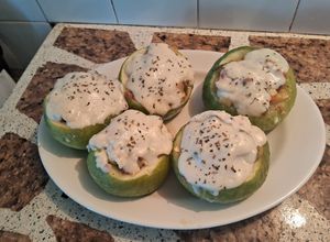 Una foto de Zapallitos rellenos con salsa blanca