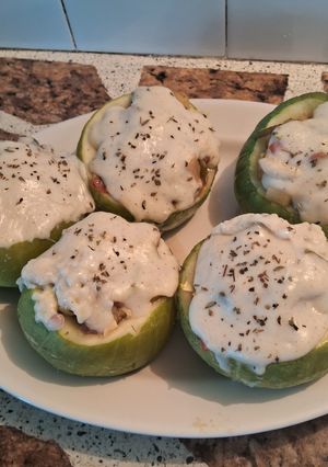 Una foto de Zapallitos rellenos con salsa blanca