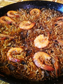 Una foto de Fideuá marinera con langostinos de Vinaros