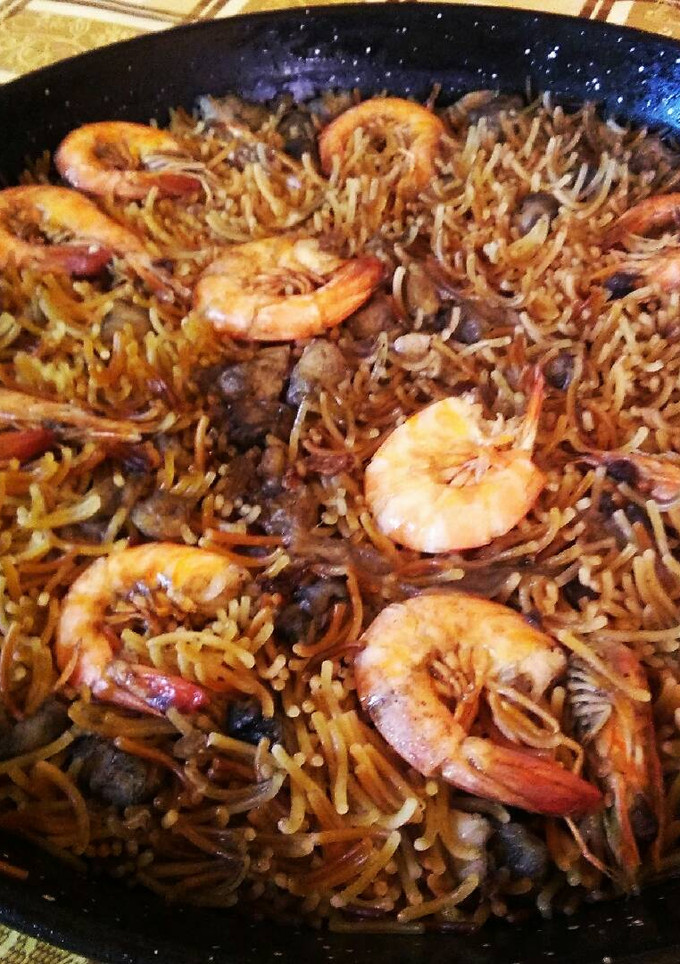 Una foto de Fideuá marinera con langostinos de Vinaros