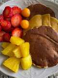 Panqueques de Plátano con Fruta Fresca