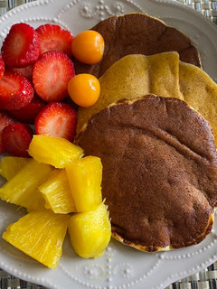 Una foto de Panqueques de Plátano con Fruta Fresca