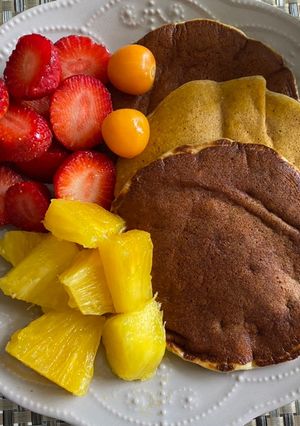 Una foto de Panqueques de Plátano con Fruta Fresca