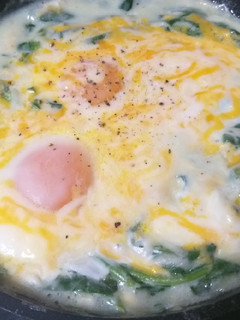Una foto de Espinacas en crema con huevos escalfados