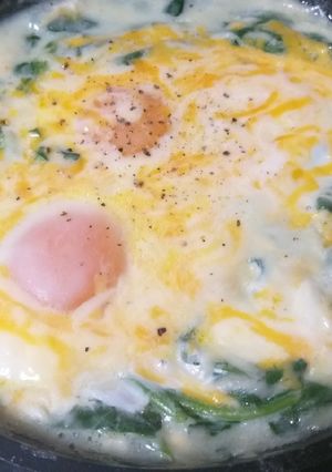 Una foto de Espinacas en crema con huevos escalfados