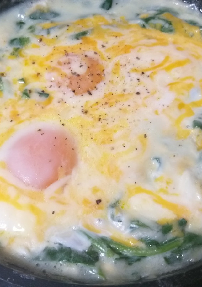 Una foto de Espinacas en crema con huevos escalfados