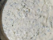 Una foto de salsa de puerro con queso crema