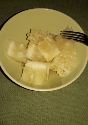 A picture of Sliced pineapple.